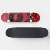 Dauw bedekte rode roos versiert grafsite in persoonlijk skateboard (Horizontaal)