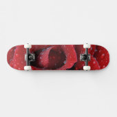Dauw bedekte rode roos versiert grafsite in persoonlijk skateboard (Horizontaal)