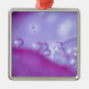 Dauw druppels op bloemblad abstract. metalen ornament
