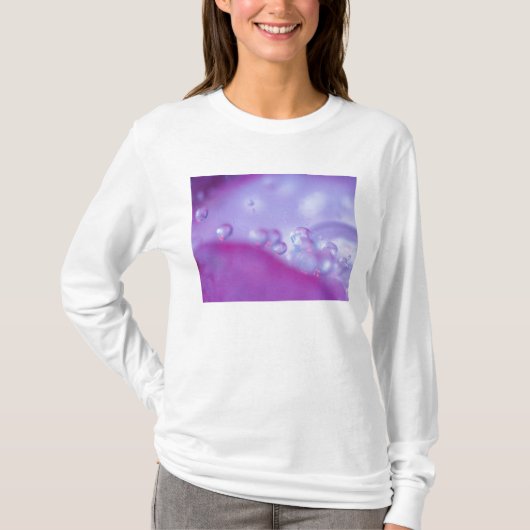 Dauw druppels op bloemblad abstract. t-shirt (Voorkant)