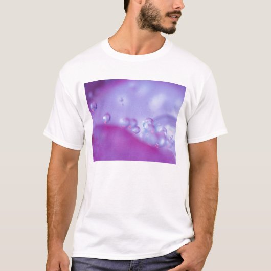 Dauw druppels op bloemblad abstract. t-shirt (Voorkant)