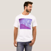 Dauw druppels op bloemblad abstract. t-shirt (Voorkant volledig)