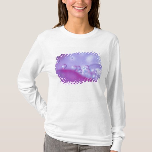Dauw druppels op bloemblad abstract. t-shirt (Voorkant)