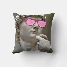 David draagt roos gekleurde glazen kussen