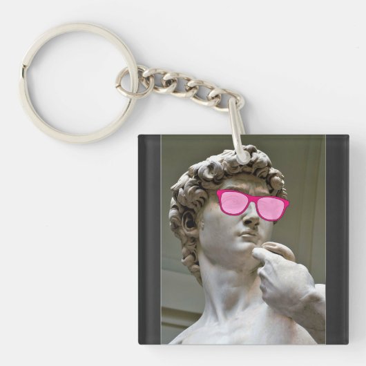 David draagt roos gekleurde glazen sleutelhanger (voorkant)