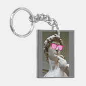 David wears roos kleurige glazen sleutelhanger (Voorkant Links)