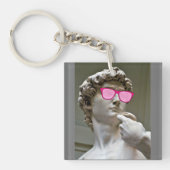 David wears roos kleurige glazen sleutelhanger (Voorkant)