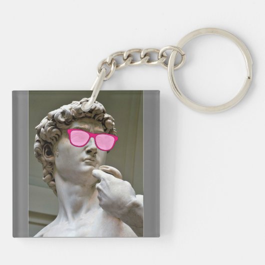 David wears roos kleurige glazen sleutelhanger (Achterkant)