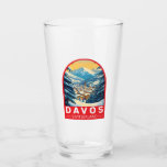Davos Zwitserland Travel Art Embleem Glas<br><div class="desc">Davos retro vector reisontwerp. Davos is een plaats in het Zwitserse kanton Graubünden,  gelegen in de Alpen. Het is een populair skigebied met een conferentiecentrum dat het jaarlijkse World Economic Forum organiseert.</div>