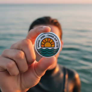 Dawn Dip Club – Zonsopgang Wild Zwemmer Design Ronde Button 5,7 Cm