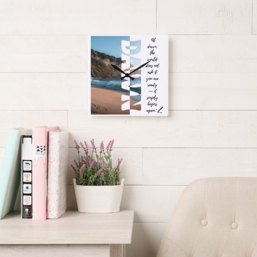 Dawn — Simply Begin Again Vierkante Klok (Leeskamer)