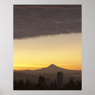 Dawn sky over Portland en Mt. Hood, Oregon Poster