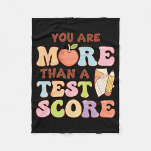 Day Teacher Shirt Je bent meer dan een test score Fleece Deken