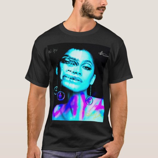 'DAYA' grafisch T-shirt (Voorkant)