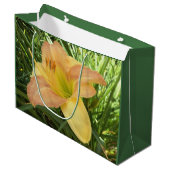 DAYLILY "Blond Baby" — Geel groen sinaasappel. Large Cadeautasje (Voorkant Gekanteld)