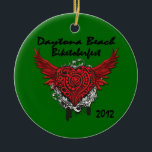 Daytona Beach Biktoberfest 2012 Ornament<br><div class="desc">Hier hebben we een tattoo-achtig hart met Daytona Beach Biketoberfest 2012 in zwarte tekst. Deze afbeelding wordt weergegeven met een groene achtergrond die u eenvoudig kunt wijzigen door op de knop Aanpassen te klikken en vervolgens de achtergrond in het vervolgkeuzemenu te bewerken en de kleur te kiezen. Dit is een...</div>