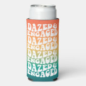 Dazed Engaged Typografie Retro Gradiënt Seltzer Blikjeskoeler (Seltzer Achterkant)