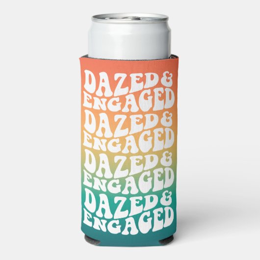 Dazed Engaged Typografie Retro Gradiënt Seltzer Blikjeskoeler (Seltzer Achterkant)