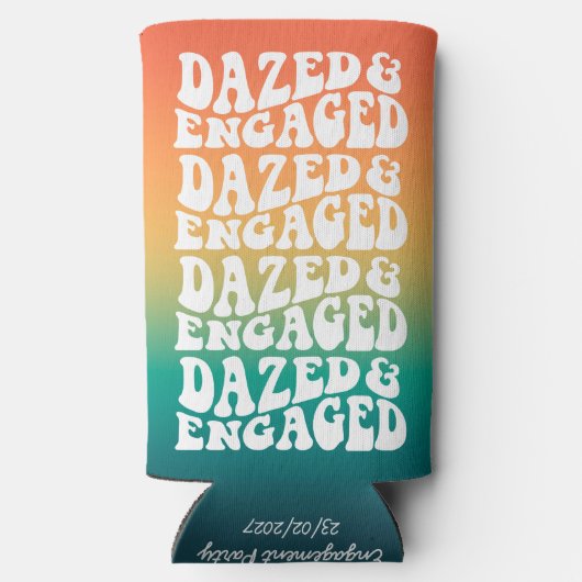Dazed Engaged Typografie Retro Gradiënt Seltzer Blikjeskoeler (Achterkant)