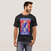 DC Comics Peacemaker Vigilante Kettingzaag Postera T-shirt (Voorkant volledig)