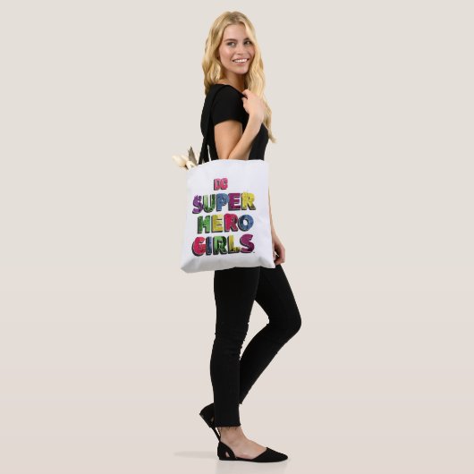 DC Super Hero Meisjes Stad Lettering Tote Bag (Op model)