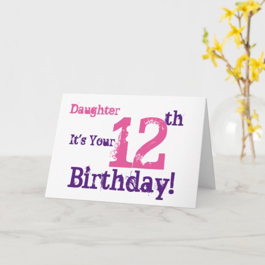 De 12e verjaardagsgroet van de dochter in paarse,  kaart (Gele Bloem)