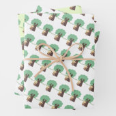 De aap eet een blad voor de onmiddellijke verpakki inpakpapier vel (In situ)