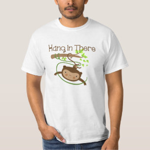 De aap hangt daar in t-shirt