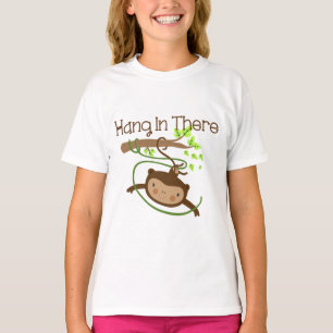 De aap hangt daar in t-shirt