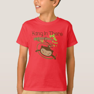 De aap hangt daar in t-shirt