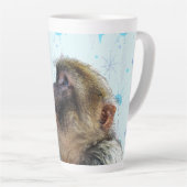 De aap kijkt naar het moderne middeleeuwse behangs latte mok (Rechterhoek)