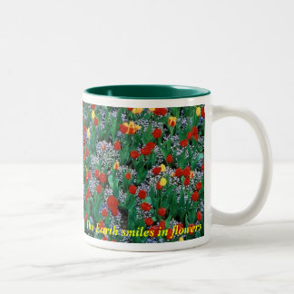 De aarde glimlacht in bloemen - Groen door TDGalle Tweekleurige Koffiemok