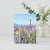 De aarde lacht in een citaat van de lavender van d briefkaart (Staand voorkant)