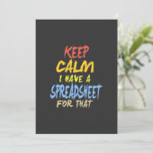 De accountant beschikt over een spreadsheet voor d kaart (Staand voorkant)