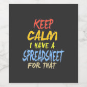 De accountant beschikt over een spreadsheet voor d wijn etiket (Enkel label)