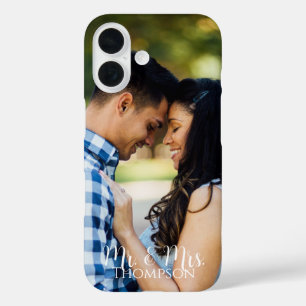 De achternaam van Mr en Mrs Photo Couple iPhone 16 Hoesje