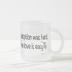 De adoptie was moeilijk, de liefde was gemakkelijk matglas koffiemok