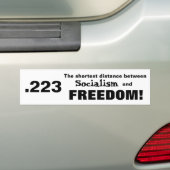 De afstand tussen socialisme en vrijheid bumpersticker (Op auto)