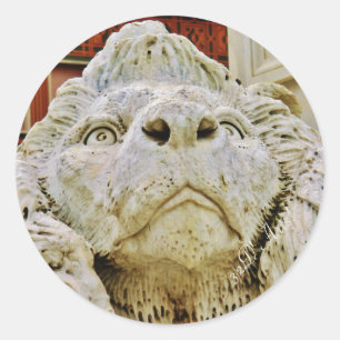 De Aloof Lion van Massa, Ronde Sticker, Glossy Ronde Sticker