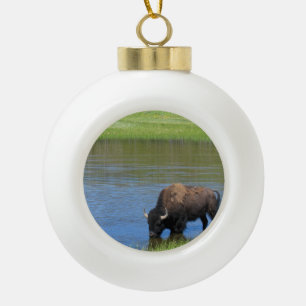 De Amerikaanse Bizon van Yellowstone in Vijver Keramische Bal Ornament