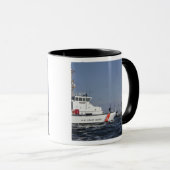 De Amerikaanse kustwacht Cutter Marlin patrouleert Mok (Voorkant rechts)