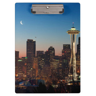 De Amerikaanse vlag vliegt tussen de stijgende maa Klembord