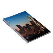 De Amerikaanse vlag vliegt tussen de stijgende maa Notitieboek (Rechterzijde)