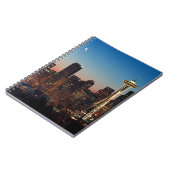 De Amerikaanse vlag vliegt tussen de stijgende maa Notitieboek (Linkerzijde)