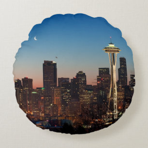 De Amerikaanse vlag vliegt tussen de stijgende maa Rond Kussen