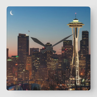 De Amerikaanse vlag vliegt tussen de stijgende maa Vierkante Klok