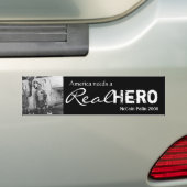 De Amerikanen hebben een Real Hero nodig - Bumpers Bumpersticker (Op auto)