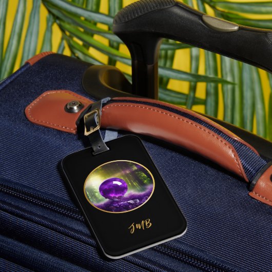 De Amethyst Bol Fantasie Monogram Bagagelabel (Voorkant Insitu 1)