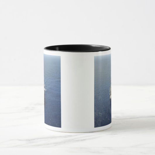 De Amfibious Ready Group Kearsarge Mok (Midden)