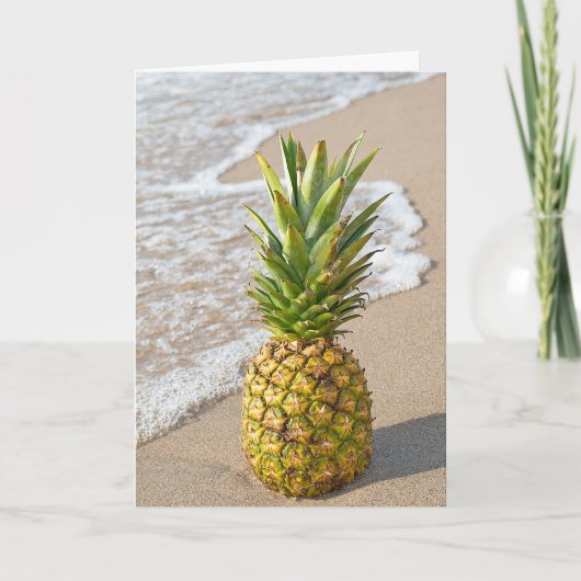 De ananas van het hallo op strand voor vriend kaart (Voorkant)